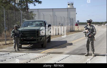 Da sinistra, Airman 1. Classe Taquasia L. Fludd e Airman Drake L. Kennedy, entrambi assegnati per la 321risposta di emergenza Squadron, 621st risposta di emergenza parafango, Base comuneGuire-Dix Mc-Lakehurst, N.J., fornire l'Aviosuperficie di sicurezza per garantire la protezione di qualsiasi aeromobile in arrivo a Lakehurst Maxfield Campo, N.J., Mar 19, 2017, durante l'esercizio del guerriero 78-17-01. WAREX 78-17-01 è un passo importante nella costruzione di più in grado di combattere-ready e letale di forza nella storia. Foto Stock