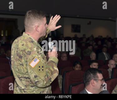 Gen. David Perkins, Comandante generale degli Stati Uniti Esercito di formazione e dottrina comando, pone una domanda per l'on. Robert M. Speer la recitazione segretario dell'esercito, in un municipio riunione durante la sua visita a base comune Langley-Eustis, Virginia Marzo 17, 2017. Il sig. Speer briefing ricevuto da TRADOC i dirigenti senior, ha visitato i soldati in formazione, e ha ricevuto un tour della base. Foto Stock