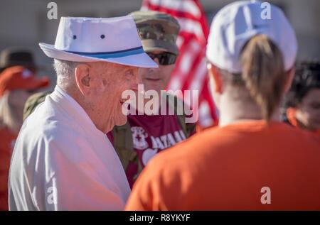 Ritirato U.S. Esercito Col. Ben Skardon, 99, un superstite di Bataan morte Marzo, condivide una risata con i sostenitori durante il Bataan Memorial morte Marzo a White Sands Missile Range, Marzo 19, 2017. Foto Stock