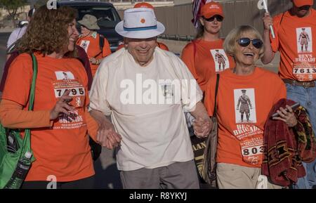 Ritirato U.S. Esercito Col. Ben Skardon, 99, un superstite di Bataan morte marzo, non ha nessun divertimento a tutti con i membri del suo fedele team di supporto, Ben's brigata, come egli cammina nella Bataan Memorial morte Marzo a White Sands Missile Range, N.M., Marzo 19, 2017. Foto Stock