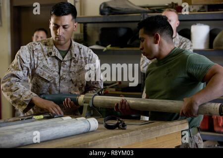 Stati Uniti Marine Corps Sgt. Rodrigo Marquez, sinistra e Cpl. Jose S. Ramirez, aviazione inesplosi tecnici di sistema con Marine Aviation Logistics Squadron 39 (MALS-39) dare un periodo di istruzione sulla precisione di anticipo Kill Weapon System II APKWS (II) durante la prima mai Manutenzione aeromobili Officer corso (AAMOC) al Marine Corps Air Station Yuma, Ariz., Marzo 17, 2017. AAMOC autorizzerà la manutenzione dei velivoli ufficiali con gli strumenti per la leadership, una maggiore conoscenza tecnica e procedure standardizzate attraverso rigorosi accademici e le mani sulla formazione al fine di diminuire la massa di incidenti correlati e inc Foto Stock