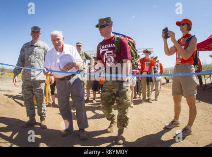 Ritirato U.S. Esercito Col. Ben Skardon, 99, un superstite di Bataan morte Marzo, attraversa le otto-e-un-mezzo miglio traguardo della 28 annualBataan memoriale della morte Marzo a White Sands Missile Range, Marzo 19, 2017. Foto Stock