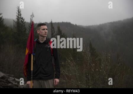 Marine Corps Poolee Giona Carlin, guida per l'assunzione Sub-Station Gresham e uno studente di Mt. Hood Community College, sorge in corrispondenza del picco di Angelo resto sentiero escursionistico, Portland, Marzo 18, 2017. Il poolees risalito 1.450 piedi in elevazione al picco del sentiero come un modo per prepararsi per le esigenze fisiche del Marine Corps reclutamento di formazione. Carlin ha detto che ha aderito al Marine Corps per un senso di fraternità e di appartenenza. "Quando sono andato a parlare con un addetto alla selezione del personale, hanno appena sentito così fiero e mi sentivo come i Marines sarebbe la scelta giusta per me. Sarò orgoglioso di essere un Marine, troppo,' detto Carlin. Egli Foto Stock