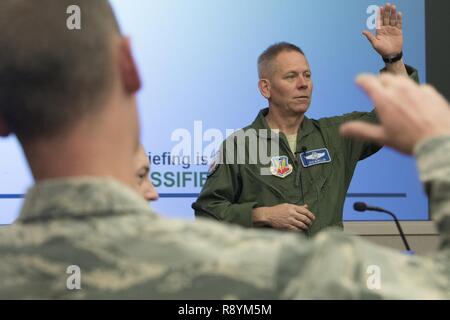 Il Mag. Gen. John K. McMullen, vice comandante, Air Combat Command, parla durante un tempo annuale conferenza a base comune Langley-Eustis, 13 marzo 2017. Lo scopo della conferenza era di dare forma al futuro del meteo forza da discutere di temi che riguardano le aree di tutto il mondo nella Air Force. Inoltre, i leader hanno dato l'opportunità di suggerire soluzioni alle crescenti preoccupazioni nel campo della carriera. Foto Stock