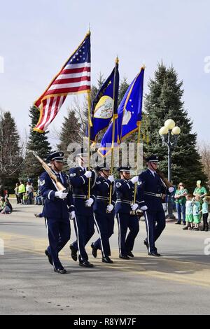 Membri del Montana Air National Guard è servito come Guardia d'Onore per la festa di San Patrizio Parade di Great Falls, Mont., Marzo 17, 2017. 219Th cavallo rosso squadrone stati Master Sgt. Rode si avvicinò cautamente per ascoltare Bargas, centoventesimo forza squadrone di supporto stati Tech. Sgt. Jesse Enriquez, centoventesimo FFS membro Staff Sgt. Trevor Livingston, 219th RHS stati Stephanie De Lorenzo e 219th RHS stati Samuel Zeiser hanno portato con orgoglio i colori per centinaia di residenti si sono riuniti su Central Avenue nel centro cittadino di Great Falls. Foto Stock