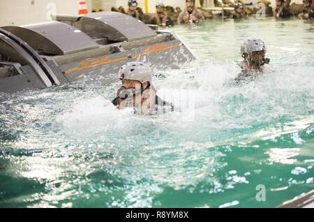 Marines con scopi speciali Air-Ground Marine Task Force - Comando Sud emergono dall'acqua dopo aver completato la modulare Egress anfibio Istruttore subacqueo durante la formazione di uscita dell'acqua Survival Training Facility a bordo Marine Corps base Camp Lejeune, North Carolina, 8 marzo 2017. Lo scopo del corso è quello di insegnare ai marines abilità salvavita in caso di un aeromobile disavventura in acqua. Foto Stock