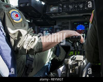 Stati Uniti Air Force Reserve Il Mag. Kevin Shaffer, comandante assegnato all'732nd Airlift Squadron, trasporta U.S. Esercito di soldati di riserva assegnata al 423rd Polizia Militare Company, 333Polizia Militare brigata, duecentesimo della polizia militare di comando, il 19 marzo 2017, di Lakehurst Maxfield campo. L'unità di polizia militare ha lavorato con gli Stati Uniti Air Force 621st risposta di emergenza parafango e gli Stati Uniti Air Force Reserve 732nd Airlift Squadron per completare una comune missione airlift durante l esercizio del guerriero 78-17-01, che è stato progettato per valutare una unità di capacità di combattimento. Circa 60 unità da parte degli Stati Uniti Ar Foto Stock