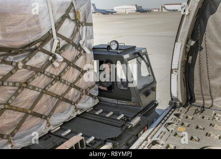 Airman 1. Classe Vanessa Gillespie, sessantesimo porta antenna squadrone, si prepara per il trasferimento di carichi palettizzati da un a 60k Tunner loader su un KC-10 Extender aeromobile durante una funziona con gli avieri evento a Travis Air Force Base in California, Marzo 17, 2017. Il programma è stato progettato per consentire l'ala leadership le opportunità di ombra junior arruolato aviatori e ricevere l'esperienza diretta su come la Airman dei compiti e delle responsabilità di contribuire all'ala della missione globale. Foto Stock