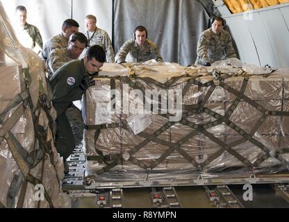 Il personale combinato dal sessantesimo di mobilità in aria Wing leadership, 349 AMW e sessantesimo porta antenna squadrone servizi di rampa di team fino a un carico KC-10 Extender durante una funziona con gli avieri evento a Travis Air Force Base in California, Marzo 17, 2017. Il programma è stato progettato per consentire l'ala leadership le opportunità di ombra junior arruolato aviatori e ricevere l'esperienza diretta su come la Airman dei compiti e delle responsabilità di contribuire all'ala della missione globale. Foto Stock