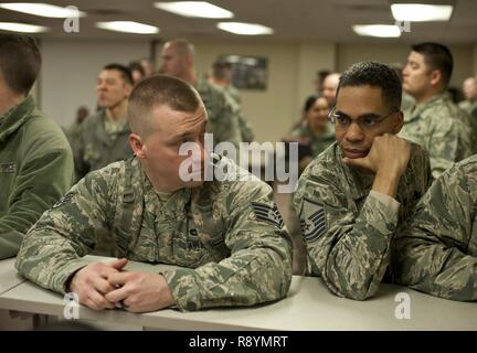 (Da sinistra) Personale Sgt. Woodrow breve, 5° Squadrone munizioni sezione Assistenza supervisore è coadiuvato dal Maestro Sgt. Bryce Davis, 5a manutenzione unità di gruppo deployment manager, a Minot Air Force Base, N.D., Feb 23, 2017. Il personale della funzione di distribuzione linea fornisce servizi da varie unità comprese la quinta forza squadrone di supporto, medico, la cappella e la finanza. Foto Stock