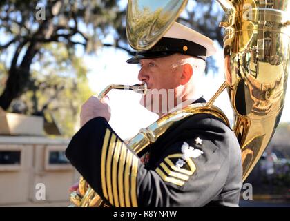 SAVANNAH, Ga. (17 marzo 2017) - Senior Chief musicista David Bogart, assegnato alla banda della marina a sud-est, pratiche utilizzando il suo sousaphone prima di marciare in 193rd il giorno di San Patrizio Parade di Savannah, Georgia. La banda della marina sud-est è uno dei 11 UFFICIALE DEGLI STATI UNITI Le bande della marina militare, con orgoglio che rappresenta il comandante, Navy regione sud-est. Foto Stock