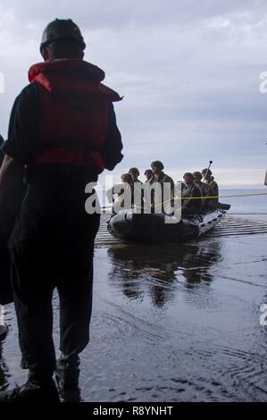 Mare delle Filippine (19 marzo 2017) coperta marinai recuperare Reconnaissance Marines, assegnato al marittimo forza Raid (MRF) del trentunesimo Marine Expeditionary Unit (MEU), sulla lotta contro la gomma razzia artigianato (CRRC) nel pozzetto mazzo di assalto anfibio nave USS Bonhomme Richard (LHD 6) a seguito di un cast helo esercizio. Un cast helo è un metodo utilizzato per inserire la ricognizione e squadre di sorveglianza per anfibi missioni di ricognizione che richiedono la piccola barca operazioni. Bonhomme Richard, ammiraglia del Bonhomme Richard Expeditionary Strike gruppo, con avviato 31 MEU, è su una pattuglia di routine, opera Foto Stock