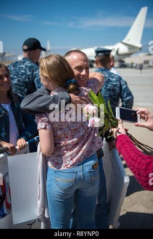 La Cmdr. Michael Desmond, comandante della Littoral Combat Ship equipaggio 103, abbracci un membro della famiglia durante un homecoming celebrazione alla Naval Air Station North Island. Equipaggio 103 era stato sollevato dall'equipaggio 111 a bordo della USS Detroit (LCS 7), di stanza a Mayport, Florida. Detroit è un veloce ed agile libertà-class Littoral Combat Ship variante realizzati su misura per pattugliare le acque della regione marine e lavoro carena e scafo con partner marine, fornendo la flotta con le funzionalità flessibili di cui ha bisogno ora e in futuro. Foto Stock