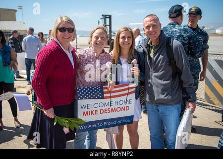 La famiglia della Cmdr. Michael Desmond, comandante della Littoral Combat Ship equipaggio 103, Desmond Benvenuto casa durante una celebrazione homecoming a Naval Air Station North Island. Equipaggio 103 era stato sollevato dall'equipaggio 111 a bordo della USS Detroit (LCS 7), di stanza a Mayport, Florida. Detroit è un veloce ed agile libertà-class Littoral Combat Ship variante realizzati su misura per pattugliare le acque della regione marine e lavoro carena e scafo con partner marine, fornendo la flotta con le funzionalità flessibili di cui ha bisogno ora e in futuro. Foto Stock