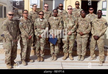 Il comando Sgt. Principali Jason P. Willett (bancata anteriore, il terzo da destra), il comando sergente maggiore, 1 supporto comando (teatro), posa per una foto con la prima divisione di cavalleria sostegno deciso supporto antenna vigili del team di consegna a Bagram Airfield, Afghanistan, Marzo 20. Foto Stock