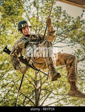 Un soldato rappels giù una torre a Camp Blanding Centro comune di formazione durante il 2017 Air Assault Course. Foto Stock