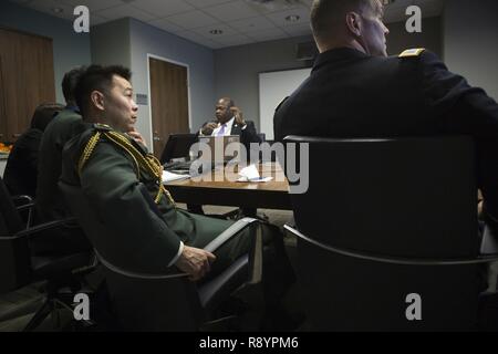 Giapponese Forza di Autodifesa Col. Masashi Yamamoto ascolta commento durante una partnership internazionali riuniti presso la Naval Support Facility Arlington Arlington, Virginia, 9 marzo 2017. La riunione si è tenuta a condividere le idee relative a impostazioni generali di entrambe le Marine Corps giapponese e la forza di autodifesa. Foto Stock