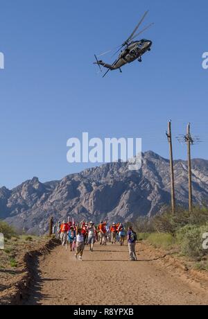 Un UH-60 Black Hawk vola sopra i 64 stati "Ben" Brigata come essi accompagnano pensionati U.S. Esercito Col. Ben Skardon, 99, un superstite di Bataan morte marzo, come egli cammina nella Bataan Memorial morte marzo, 19 marzo, 2017. Foto Stock