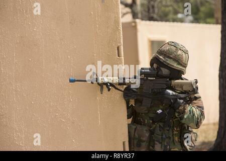 Un Royal Marine dei Paesi Bassi con l'olandese Dei Caraibi le forze di sicurezza posti durante un esercizio di formazione su Camp Lejeune, N.C. Marzo 10, 2017. La Dutch Marines utilizzato su larga scala delle risorse di formazione fornita da parte del governo degli STATI UNITI Marines al fine di simulare le operazioni militari nel terreno urbano. Foto Stock