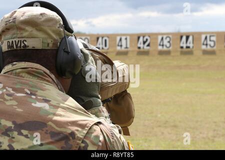 Un soldato si verifica la precisione del suo compagno di squadra della scatti durante un fucile concorrenza corrisponde alla gamma McAndrews Marzo 14, che è stato parte del 2017 U.S. Esercito piccole armi campionato "esercito di tutti". L'Esercito di tutto il campionato è stato ospitato dal governo degli STATI UNITI Esercito di unità di precisione di tiro a Fort Benning, Ga., e aperto a tutti i componenti dell'esercito: Active Duty, Guardia nazionale, Riserva e ROTC. Foto Stock