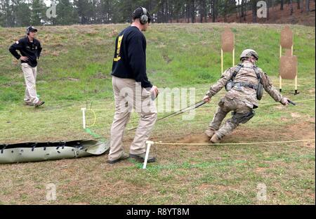 Soldati con la precisione di tiro dell'esercito unità di tempo e la supervisione di un concorrente durante un'azione-gara di tiro su Marzo 18, che è stato parte del 2017 U.S. Esercito piccole armi campionato "esercito di tutti". L'Esercito di tutto il campionato è stato ospitato dal governo degli STATI UNITI Esercito di unità di precisione di tiro a Fort Benning, Ga., e aperto a tutti i componenti dell'esercito: Active Duty, Guardia nazionale, Riserva e ROTC. Foto Stock