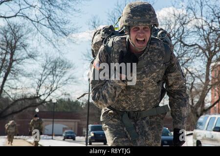 Sgt. Michael Hamilton, un soldato assegnato alla 704th Intelligenza militare brigata, partecipa a nove miglia di ruck marzo, il terzo evento della brigata guerriero migliore concorrenza, a Fort Meade, Md., 16 marzo 2017. Questo giro la concorrenza prevista soldati con molte sfide come scritto saggi ed esami, stress sparare esercizi e una terra corso di navigazione. Foto Stock