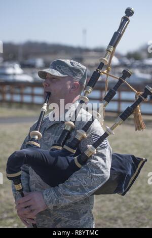 Tech. Sgt. Adam Tianello, U.S. Air Force Band cerimoniale di Brass Band bagpiper, riproduce la zampogna a base comune Anacostia-Bolling, Washington D.C., 9 marzo 2017. Tianello unito la fascia in 2013 come il solo Air Force specialty bagpiper codice. Foto Stock