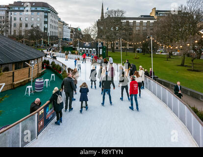 I pattinatori sulla pista di pattinaggio come parte di Edimburgo il Natale 2018 in St Andrew Square Edinburgh Scotland Regno Unito Foto Stock