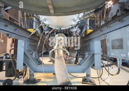 Stati Uniti Air Force Staff Sgt. Donovan Walters, XVIII Manutenzione componenti squadrone di propulsione aerospaziale artigiano, controlla una valvola su una F100/220 motore Marzo 10, 2017 a Kadena Air Base, Giappone. Alcune parti di un motore richiedono la sostituzione una volta che raggiungono un certo numero di ore di volo. Una volta che tali componenti vengono sostituiti, l'intero gruppo viene sottoposta a test per assicurarsi che le parti nuove funzioni correttamente. Foto Stock