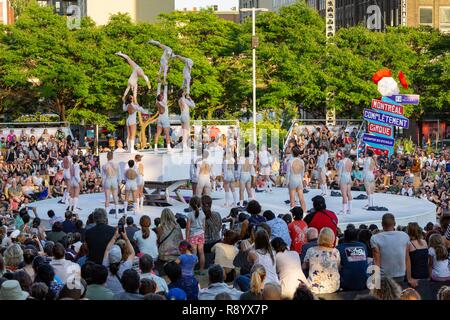 Canada, Provincia di Quebec, Montreal, Emilie-Gamelin Square, Gamelin Gardens, Montreal Complètement Cirque Festival, Circus internazionale Arts Festival Foto Stock