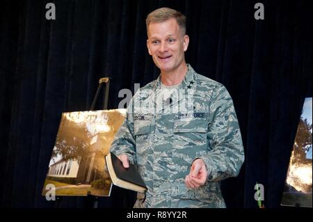 Maxwell AFB, Ala. - Il Mag. Gen. Dondi Costin, U.S. Air Force capo dei cappellani, parla al National Prayer Breakfast partecipanti al Maxwell Air Force Base, Feb 23, 2017. La prima colazione è stata trattenuta dal 1953. Foto Stock