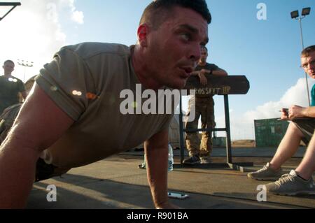 Stati Uniti Army Spc. Zachary Taylor assegnato alla Società Delta, 1° Battaglione, 153Reggimento di Fanteria, 39th della brigata di fanteria combattere Team conduce il push-up parte del commando francese pre-test di valutazione presso il Camp Lemonnier, Gibuti, Marzo 19, 2017. I soldati sono stati invitati a completare 20 push-up veloce come essi potrebbero dopo aver completato le cinque miglia di corsa. Foto Stock