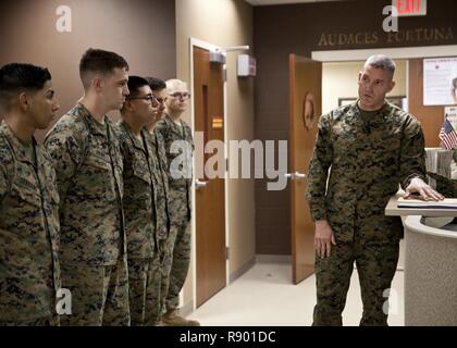 Stati Uniti Marine Corps Brig. Gen. Jason Q. Bohm, Comandante generale del comando di formazione, indirizzi i Marines di combattere la fotocamera con Marine Corps Combat Service Support scuole (MCCSSS) durante la sua visita al campo Johnson, N.C., 1 marzo 2017. Brig. Gen. Bohm la visita era di osservare e discutere di come MCCSSS' progetti NEST con il comando di formazione piano di campagna e per la revisione del progressi compiuti sul programma di sviluppo della leadership, la lettura e la scrittura di programmi e l'occupazione della forza istruttori fitness. Foto Stock