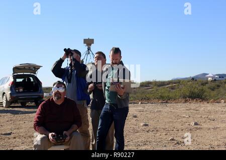 Challenge team partecipanti guardare come loro contro-Unmanned Aerial system (C-UAS) impegna un UAS durante il contatore-UAS Hard Kill sfida a White Sands Missile Range, Nuovo Messico, 27 febbraio-marzo 31, 2017. La messa a fuoco della difesa per la riduzione della minaccia, Agenzia Improvised-Defeat comune organizzazione (JIDO) sponsorizzato sfida era di tecnologie in grado di sconfiggere o hard kill, Unmanned Aerial systems. Mentre l'esercito degli Stati Uniti è il lead sul contatore-UAS sforzi, il C-UAS sforzo hearkens torna alla JIDO la mission -- che è quello di aiutare le unità di adattarsi e contrastare le minacce improvvisata Foto Stock