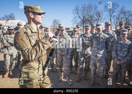 Stati Uniti Esercito nazionale Guard Spc. John Douglas, un medic con 4 miliardi di euro., 118a reggimento di fanteria da Seneca, S.C., insegna Clemson University e la scuola locale di ufficiali di riserva' Training Corps cadetti come applicare un tourniquet durante una comunicazione alla comunità l'evento di formazione sul campus di Clemson, 16 marzo 2017. Foto Stock