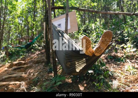 Un U.S. servicemember appoggiato durante la pausa pranzo dopo lo scavo e lo screening di suolo durante uno sforzo per individuare servicemembers mancanti dalla guerra del Vietnam in Kham Duc, Vietnam, Marzo 4, 2017. DPAA ha la missione di fornire il massimo possibile per la contabilità del nostro personale mancante per le loro famiglie e per la nazione. Foto Stock