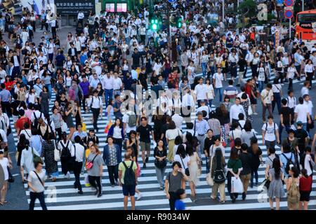 Giappone, isola di Honshu, Tokyo, quartiere Shibuya, crocevia di Shibuya Foto Stock
