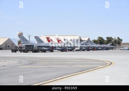 Stati Uniti Air Force F-16 Fighting Falcon con il 187th Fighter Wing, Montgomery Regional Air National Guard Base, Ala., sedersi sul flightline 9 marzo 2017, durante la bandiera rossa 17-2 presso la Base Aerea Militare di Nellis Nev. Dodici F-16's dal 187th FW ha preso parte a tre settimane di esercizio. Foto Stock