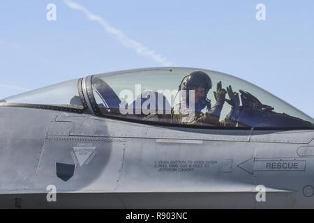 Stati Uniti Air Force Capt. Richard 'Lancer" Brennan, un pilota di caccia, 100th Fighter Squadron, taxi in pista il 9 marzo 2017, durante la bandiera rossa 17-2 presso la Base Aerea Militare di Nellis Nev. Bandiera rossa fornisce un opportunità per centesimo FS piloti di caccia per migliorare la loro tattica di competenze operative a fianco di aerei militari dalle forze della coalizione. Foto Stock