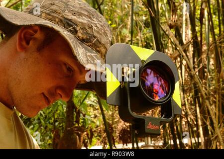 Stati Uniti Army Spc. Cody MacKenn con la difesa POW/mia agenzia di contabilità (DPAA), saldi un prisma per contrassegnare una posizione di distanza come parte di DPAA la missione di recupero nei pressi di Ban Chanon village, Khammouon Provincia, Repubblica Democratica Popolare del Laos, Marzo 10, 2017. DPAA i membri del team schierato nella zona nella speranza di recuperare i resti di un pilota di dispersi-per la guerra del Vietnam. La missione di DPAA è quello di realizzare nella massima misura possibile la contabilità per il nostro personale mancante per le loro famiglie e per la nazione. Foto Stock