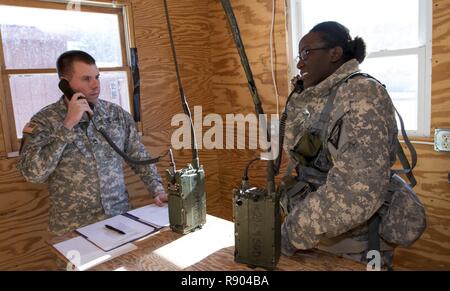 Stati Uniti Army Sgt. Yolande Allen, performance musicale professionale, quarantesimo banda armata guarnigione supportano il comando, Vermont Guardia nazionale, è testato su radio abilità di conoscenze, durante il Vermont guerriero migliore concorrenza a Camp Ethan Allen Sito di formazione, Gerico, Vt., Marzo 18, 2017. Il Vermont guerriero migliore concorrenza è una tre-giorni di gara progettato per testare ciascun candidato la resistenza fisica, militari e delle conoscenze di base di competenze soldiering. Foto Stock