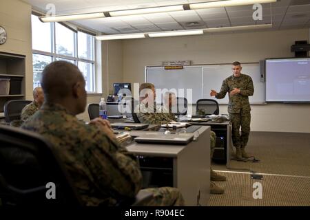 Stati Uniti Marine Corps Brig. Gen. Jason Q. Bohm, Comandante generale del comando di formazione, indirizzi marines della Marine Corps Combat Service Support scuole (MCCSSS) durante la sua visita al campo Johnson, N.C., 1 marzo 2017. Brig. Gen. Bohm la visita era di osservare e discutere di come MCCSSS' progetti NEST con il comando di formazione piano di campagna e per la revisione del progressi compiuti sul programma di sviluppo della leadership, la lettura e la scrittura di programmi e l'occupazione della forza istruttori fitness. Foto Stock