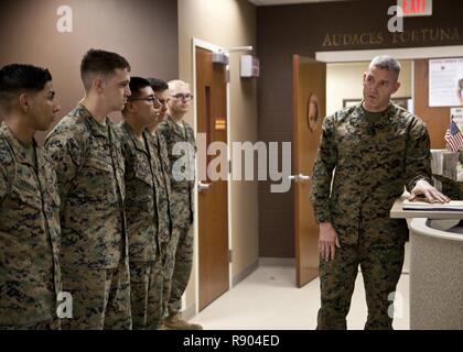 Stati Uniti Marine Corps Brig. Gen. Jason Q. Bohm, Comandante generale del comando di formazione, indirizzi i Marines di combattere la fotocamera con Marine Corps Combat Service Support scuole (MCCSSS) durante la sua visita al campo Johnson, N.C., 1 marzo 2017. Brig. Gen. Bohm la visita era di osservare e discutere di come MCCSSS' progetti NEST con il comando di formazione piano di campagna e per la revisione del progressi compiuti sul programma di sviluppo della leadership, la lettura e la scrittura di programmi e l'occupazione della forza istruttori fitness. Foto Stock