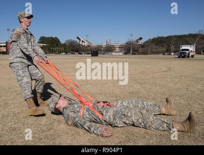 Due Università di Clemson riserva degli ufficiali di corpi di formazione pratica cadetti di un combattimento imbracatura tecnica di trasporto durante una comunicazione alla comunità l'evento di formazione sul campus di Clemson, 16 marzo 2017. Foto Stock