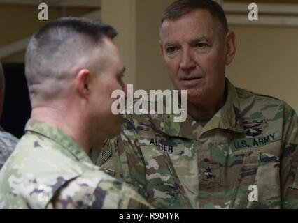 Il Mag. Gen. Robbie Aser, l'aiutante generale per l'Oklahoma Guardia Nazionale e nativo di Oklahoma City, Okla., colloqui per il Mag. Gen. Joe Logan, l'aiutante generale per le Hawaii National Guard, durante un ora sociale, prima di visitare la sua unità nel teatro, 5 Marzo a Camp Arifjan. Asher ha affermato la sua priorità numero uno è di lasciare mobilitati i membri del servizio dal suo stato sanno che sono in questione e le loro famiglie vengono presi cura di tornare a casa. Foto Stock