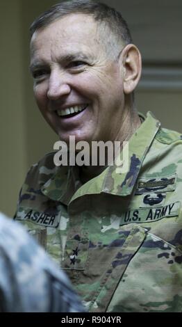 Esercito il Mag. Gen. Robbie Aser, l'aiutante generale per l'Oklahoma Guardia Nazionale e nativo di Oklahoma City, Okla., partecipa alla conversazione durante un ora sociale, prima di visitare la sua unità nel teatro, 5 Marzo a Camp Arifjan in Kuwait. Ascer si è entusiasti di parlare alla leadership sul terreno per avere una migliore idea di operazioni e di valutare in che modo le sue truppe stanno facendo in generale. Foto Stock