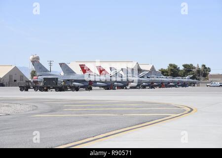 Stati Uniti Air Force F-16 Fighting Falcon con il 187th Fighter Wing, Montgomery Regional Air National Guard Base, Ala., sedersi sul flightline 9 marzo 2017, durante la bandiera rossa 17-2 presso la Base Aerea Militare di Nellis Nev. Dodici F-16's dal 187th FW ha preso parte a tre settimane di esercizio. Foto Stock