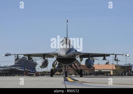 Un U.S. Air Force F-16 Fighting Falcon con il 187th Fighter Wing taxi in pista il 9 marzo 2017, durante la bandiera rossa 17-2 presso la Base Aerea Militare di Nellis Nev. Dodici F-16's dal 187th FW ha preso parte a tre settimane di esercizio. Foto Stock