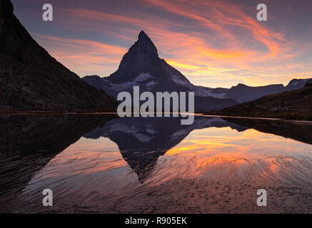 Colorato tramonto sul Cervino si riflette nel Riffelsee. Foto Stock