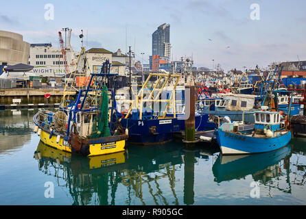 Piccole barche da pesca ormeggiate nella campanatura Docks Portsmouth Foto Stock